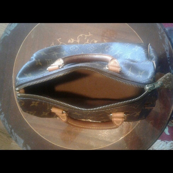 Louis Vuitton - Picture 3 of 4